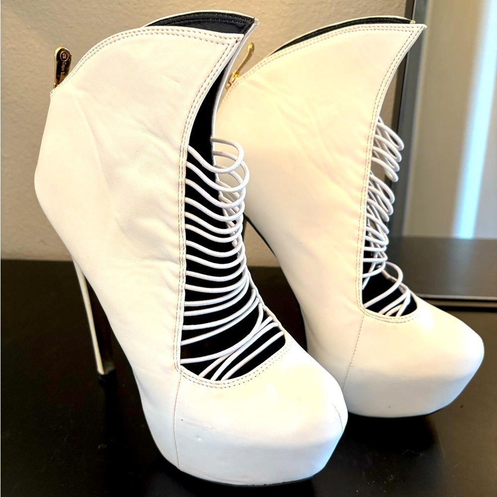 BRAND NEW! CAPE ROBBIN 6” WHITE HEELS